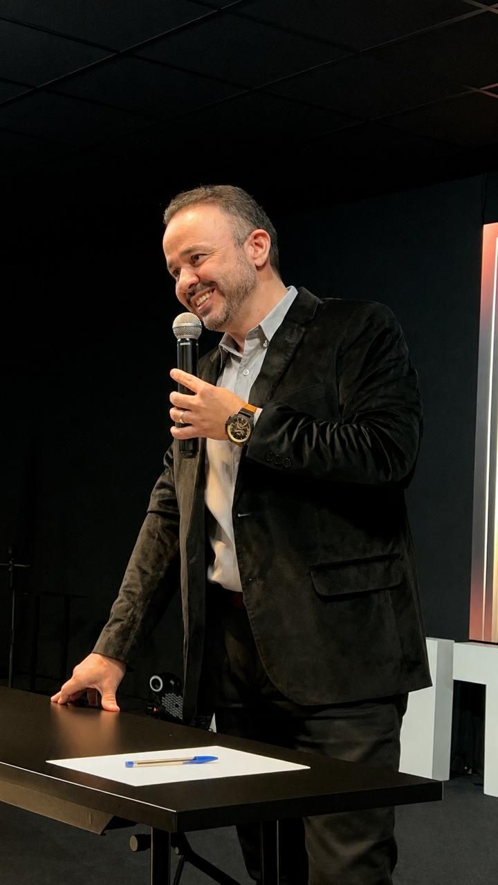 Leandro Bontempeli — palestra sorrindo com microfone