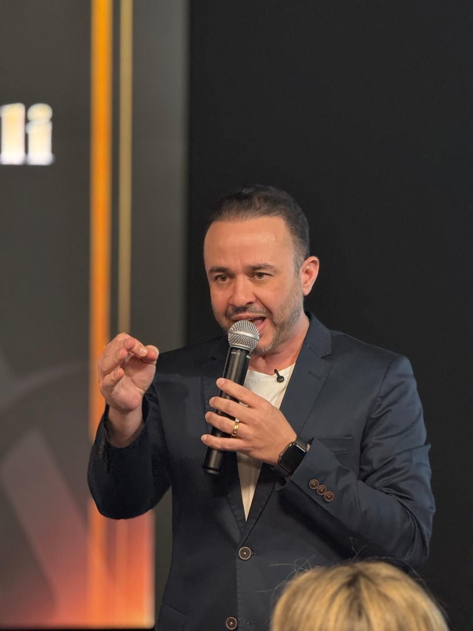 Leandro Bontempeli — palestra em blazer azul